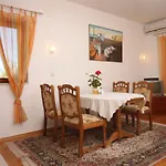 Casa de hóspedes And With Parking Space - 6260 Vodice