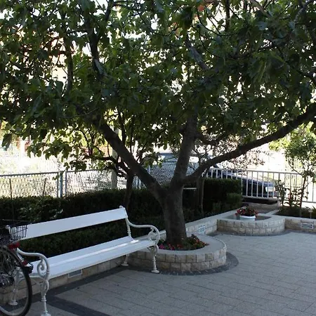 Apartments And Rooms With Parking Space Vodice - 6260 3* Vodice